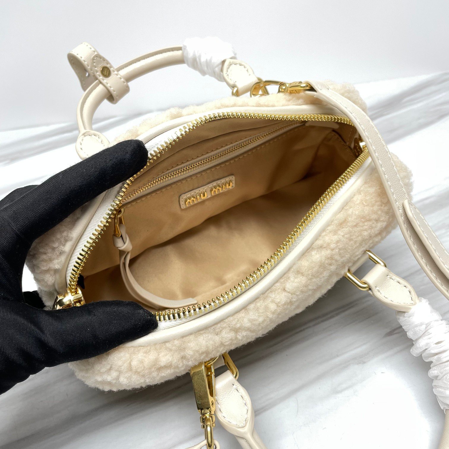 複刻名牌包Miu Miu缪缪 保齡球包包手提包 小號白色羊羔毛