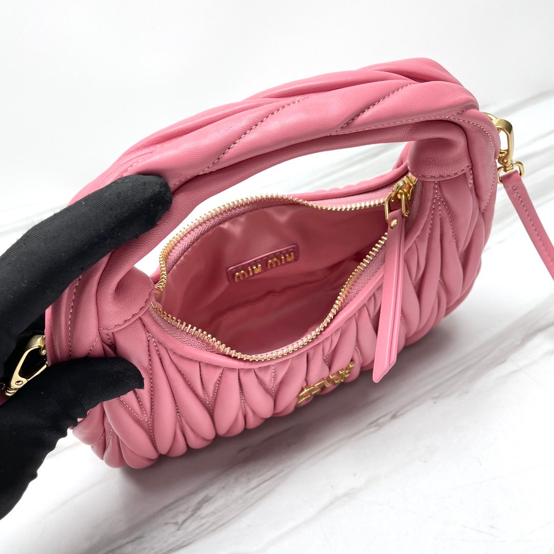 Miu Miu缪缪複刻包包 Wander Matelassé納帕軟皮半月形手袋 粉紅