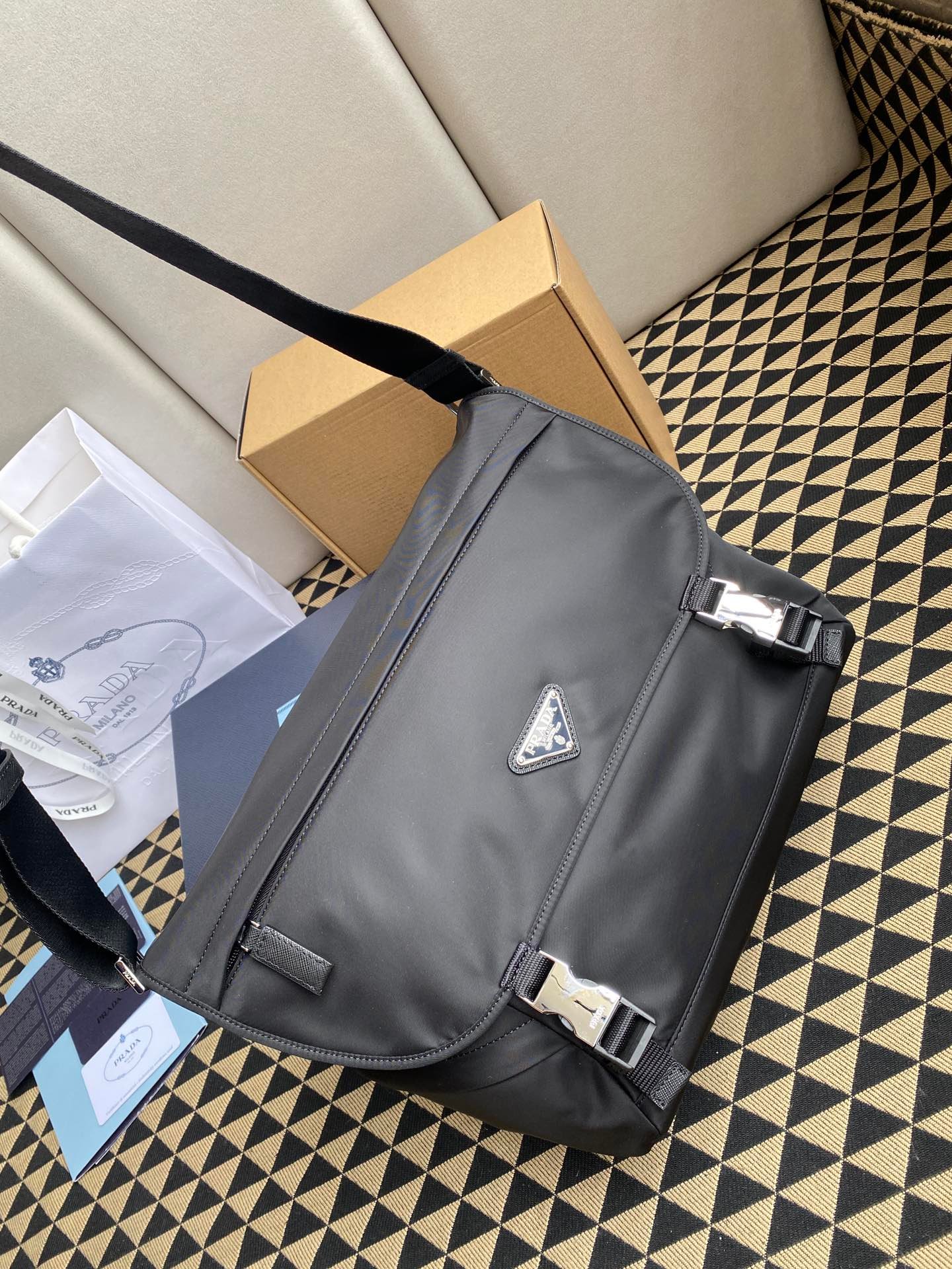 高仿prada普拉達包包 尼龍郵差包 Re-Nylon 及 Saffiano 皮革肩背袋