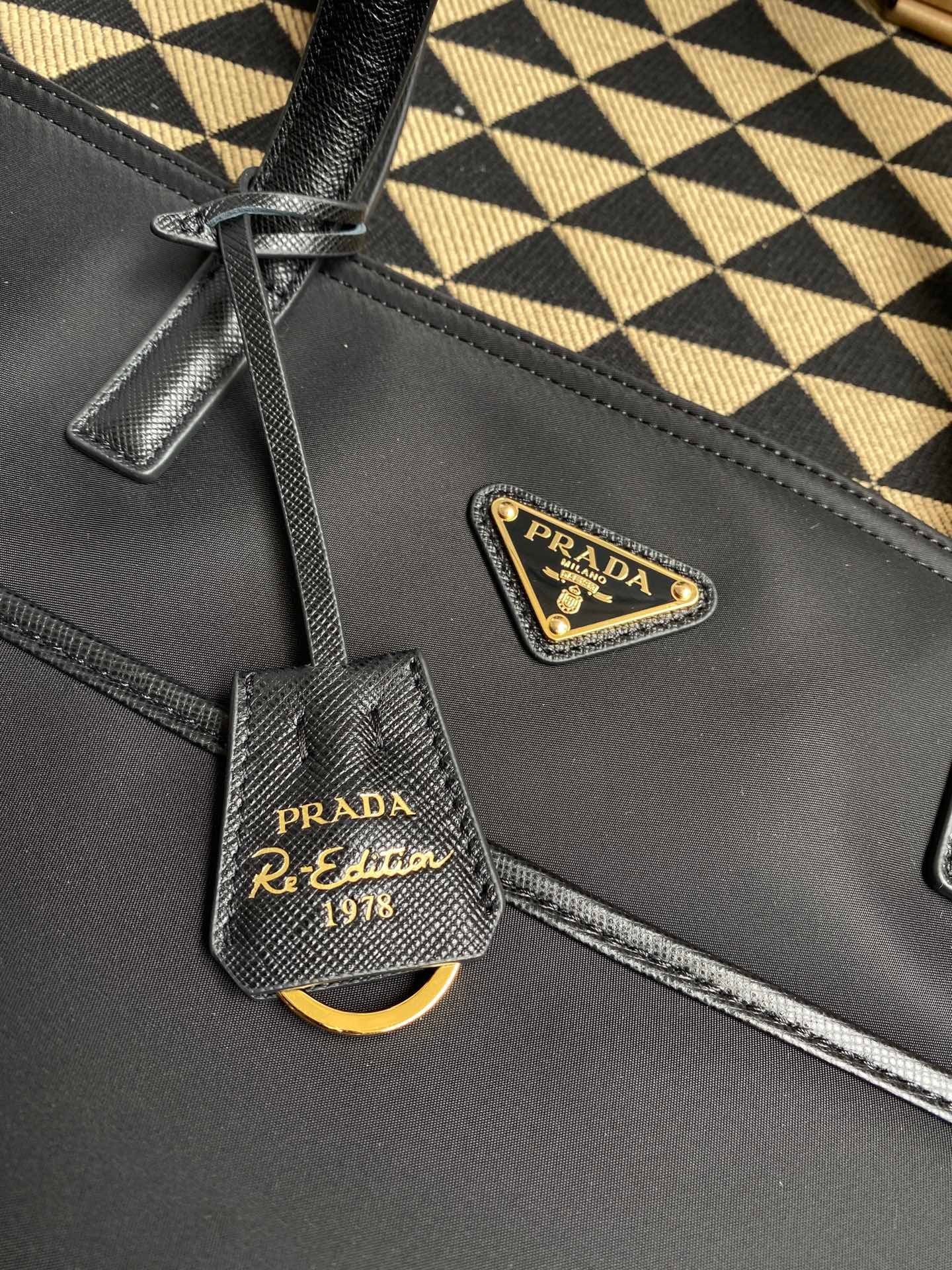 1比1高仿普拉達包包 Prada Re-Edition 1978 大號 Re-Nylon 及 Saffiano 皮革手提袋 黑