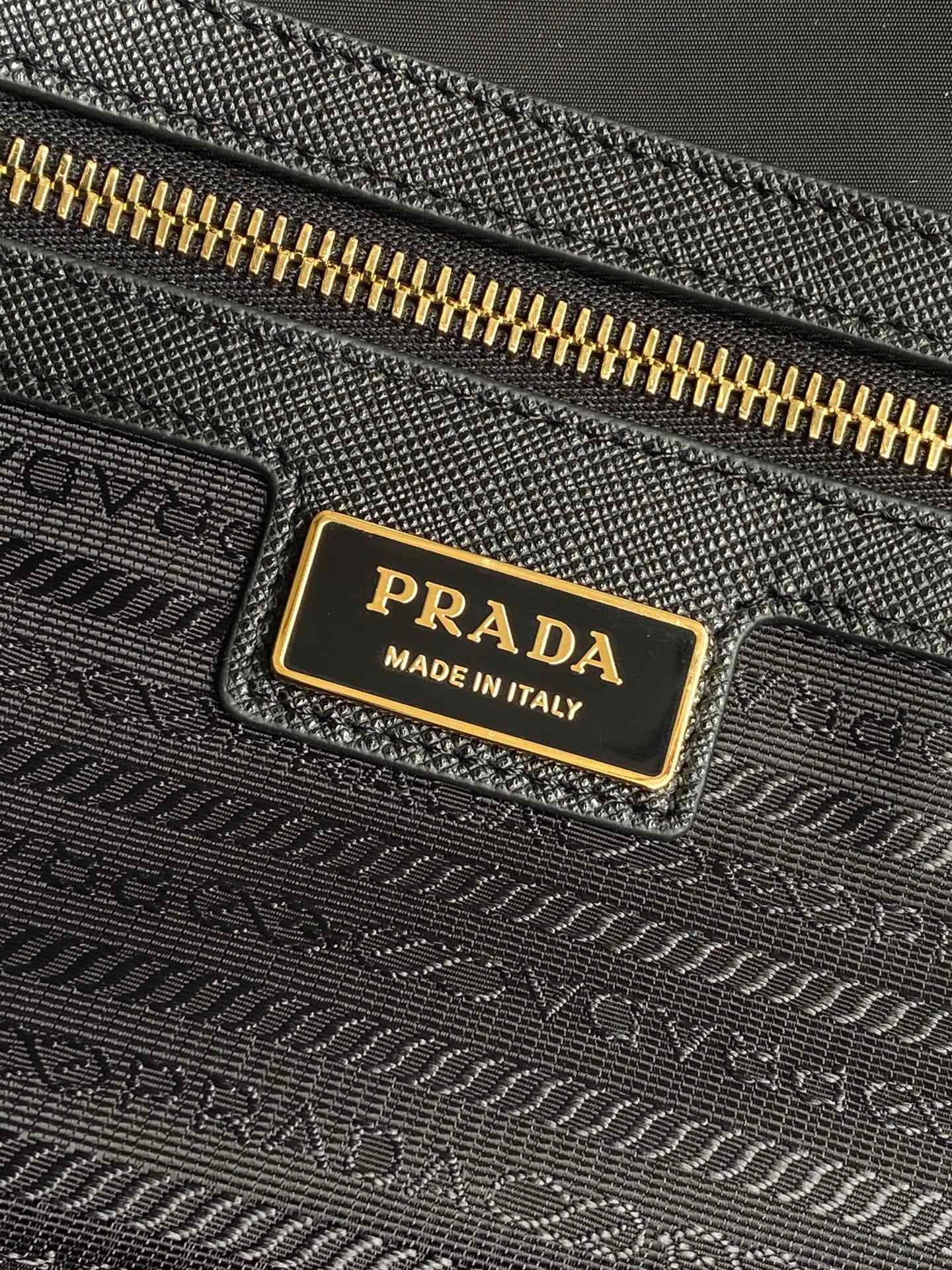 1比1高仿普拉達包包 Prada Re-Edition 1978 大號 Re-Nylon 及 Saffiano 皮革手提袋 黑