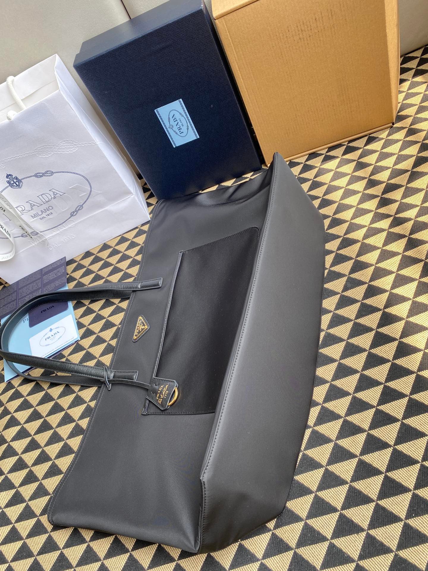 1比1高仿普拉達包包 Prada Re-Edition 1978 大號 Re-Nylon 及 Saffiano 皮革手提袋 黑