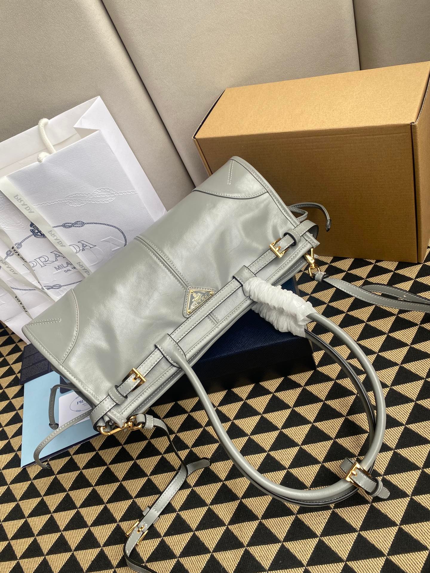 原單複刻普拉達包包 Soft Lux油臘皮 中號皮革手袋手提袋 灰色
