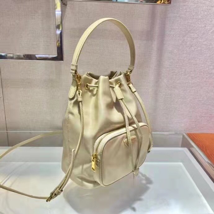 一比一複刻普拉達包包 Prada Duet Re-Nylon 水桶袋 杏色