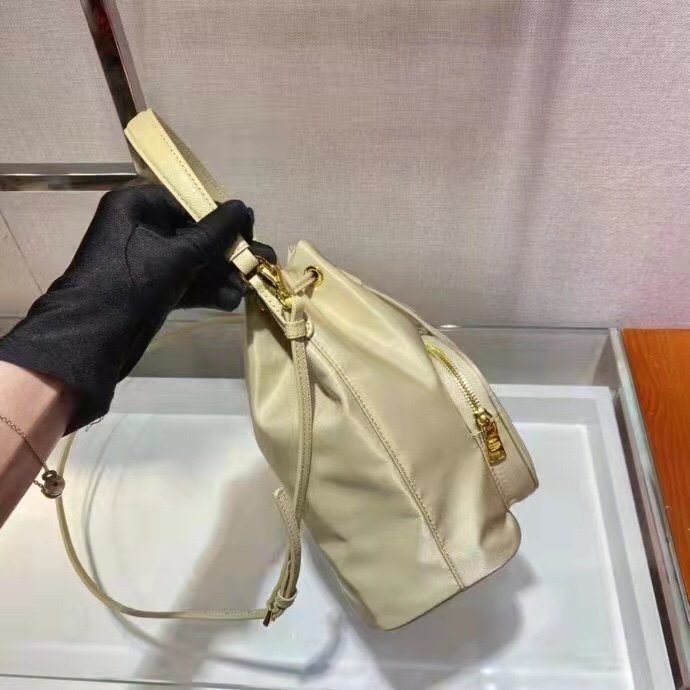 一比一複刻普拉達包包 Prada Duet Re-Nylon 水桶袋 杏色