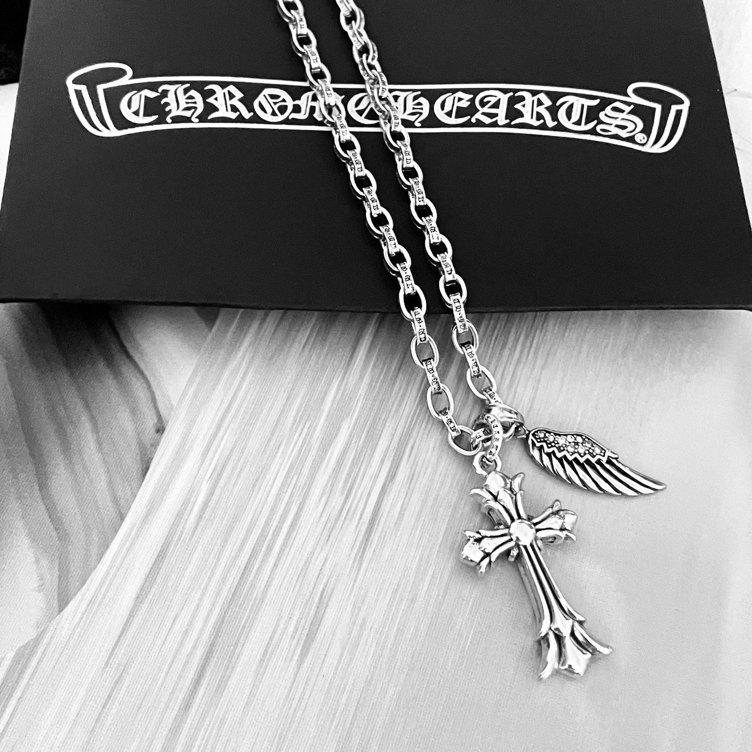 高仿Chrome Hearts克羅心飾品 羽毛雙層十字架吊墜 字母PAPERCHAIN項鍊