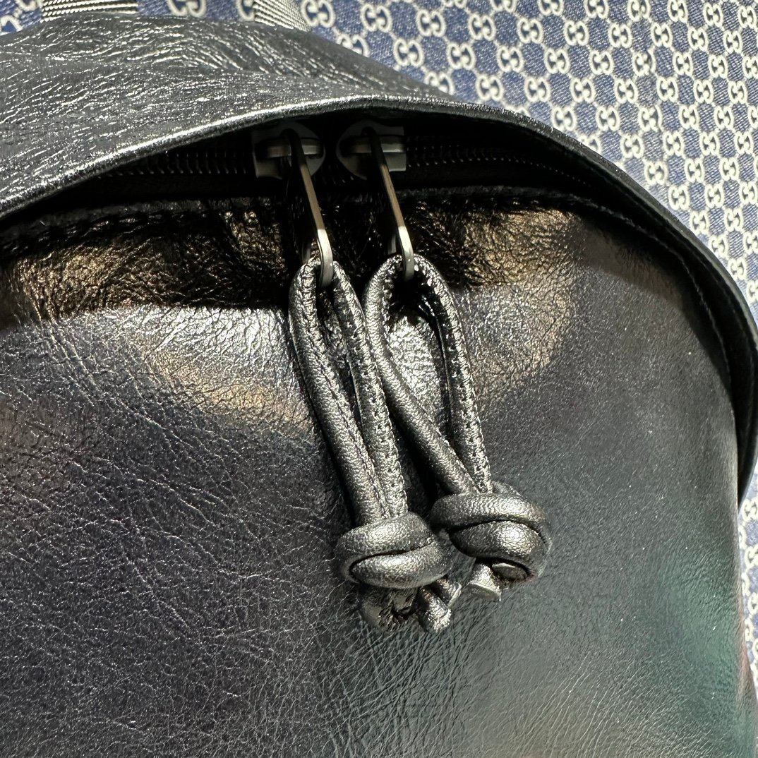 一比一高仿balenciaga巴黎世家包包 虎字母壓花 洗水牛皮Explorer雙肩揹包