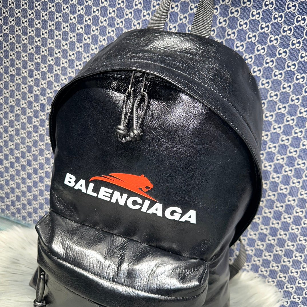 一比一高仿balenciaga巴黎世家包包 虎字母壓花 洗水牛皮Explorer雙肩揹包