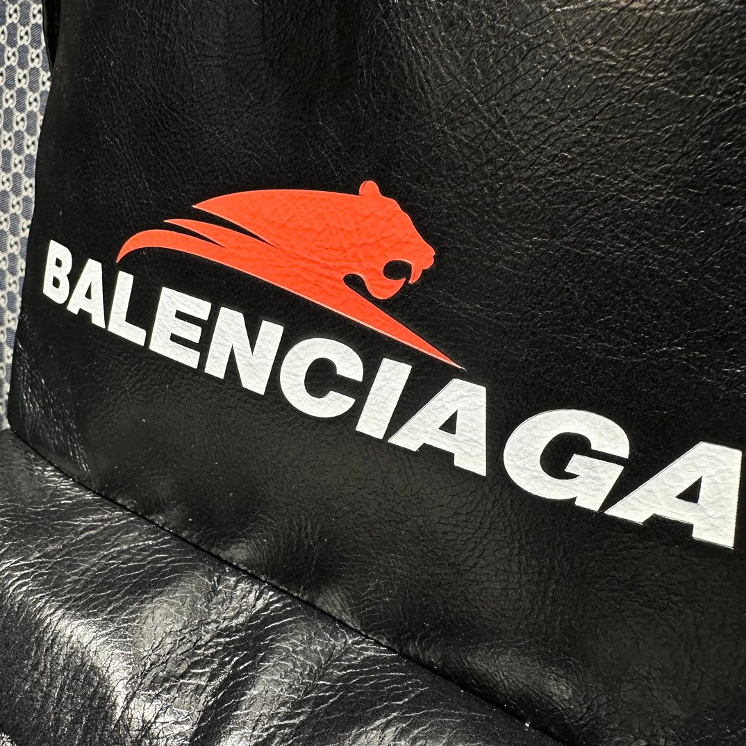 一比一高仿balenciaga巴黎世家包包 虎字母壓花 洗水牛皮Explorer雙肩揹包