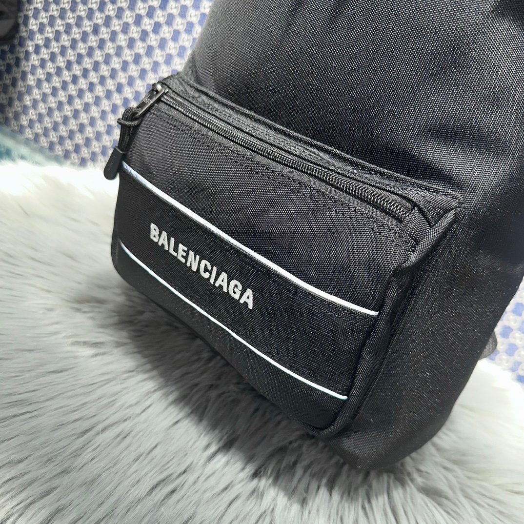 一比一高仿balenciaga巴黎世家包包 Sport 黑色尼龍斜挎揹包