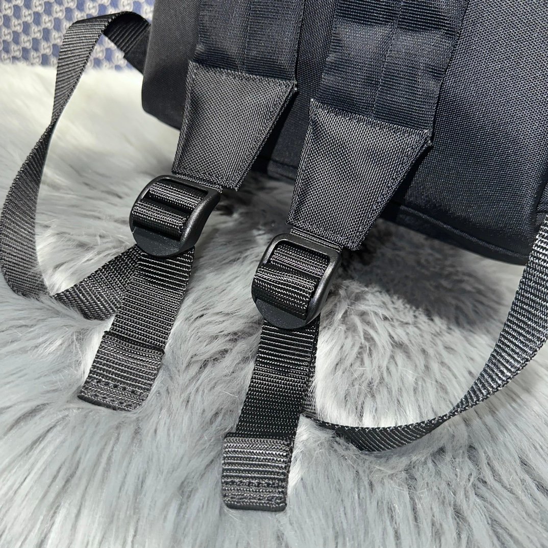 一比一高仿balenciaga巴黎世家包包 Sport 黑色尼龍斜挎揹包
