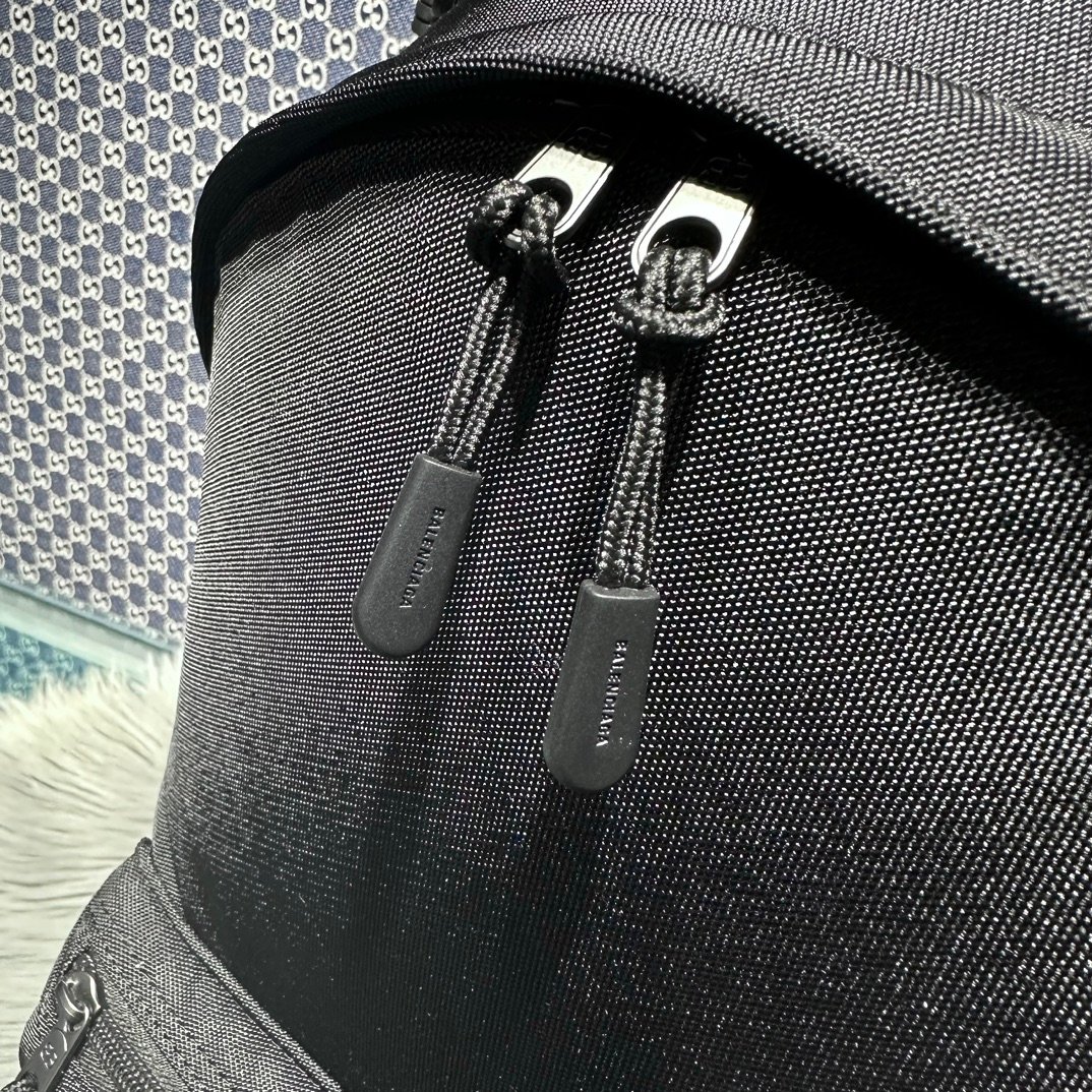 一比一高仿balenciaga巴黎世家包包 Sport 黑色尼龍斜挎揹包