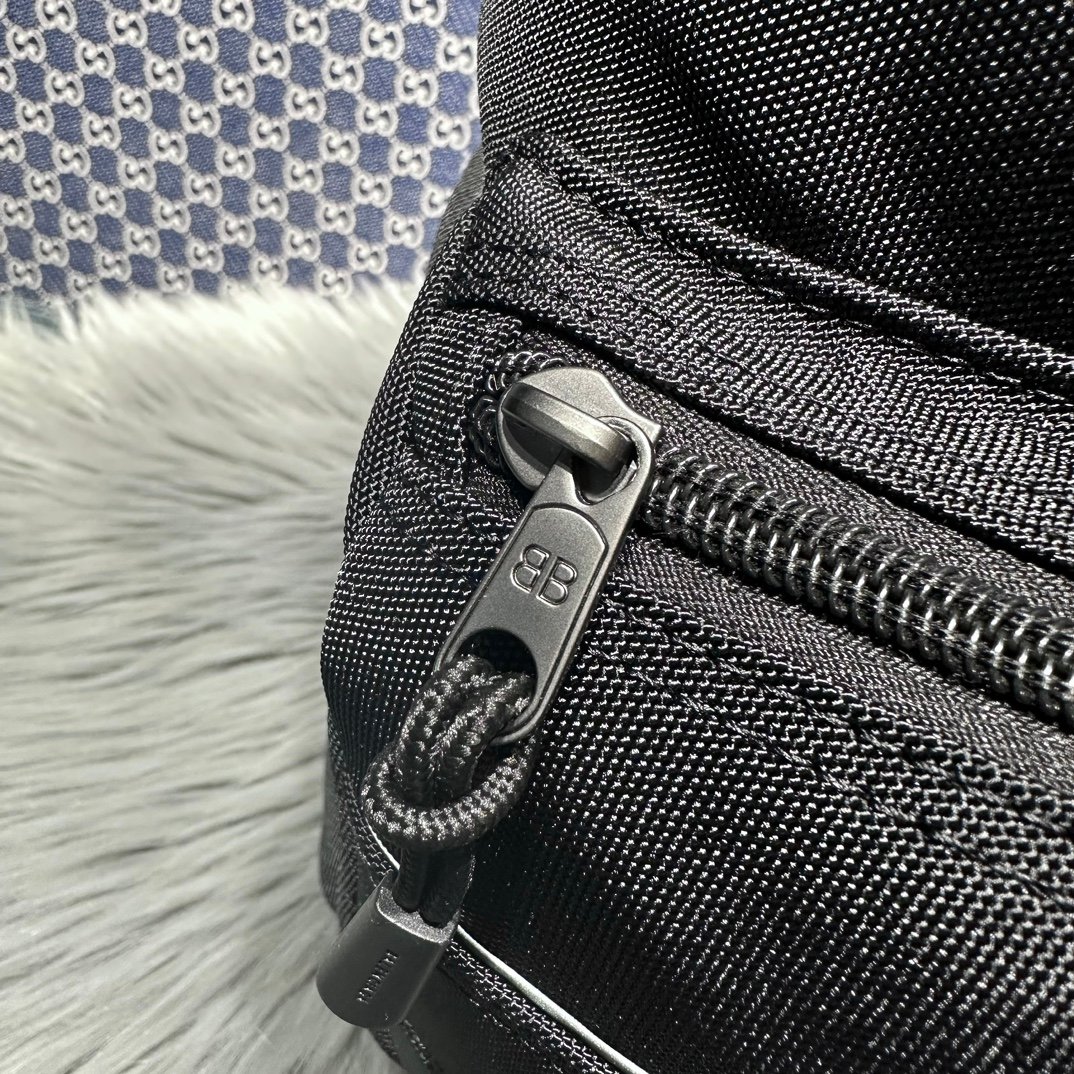 一比一高仿balenciaga巴黎世家包包 Sport 黑色尼龍斜挎揹包