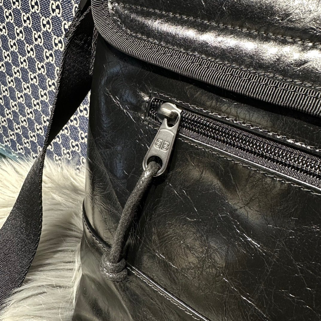 複刻balenciaga巴黎世家包包 Explorer 洗水牛皮郵差包小號斜揹包 