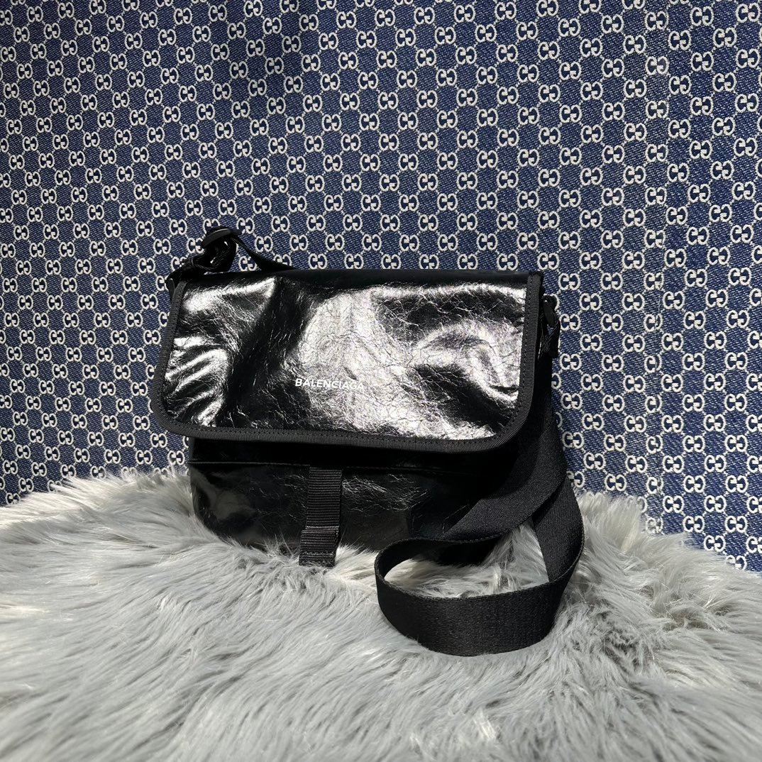 複刻balenciaga巴黎世家包包 Explorer 洗水牛皮郵差包小號斜揹包 