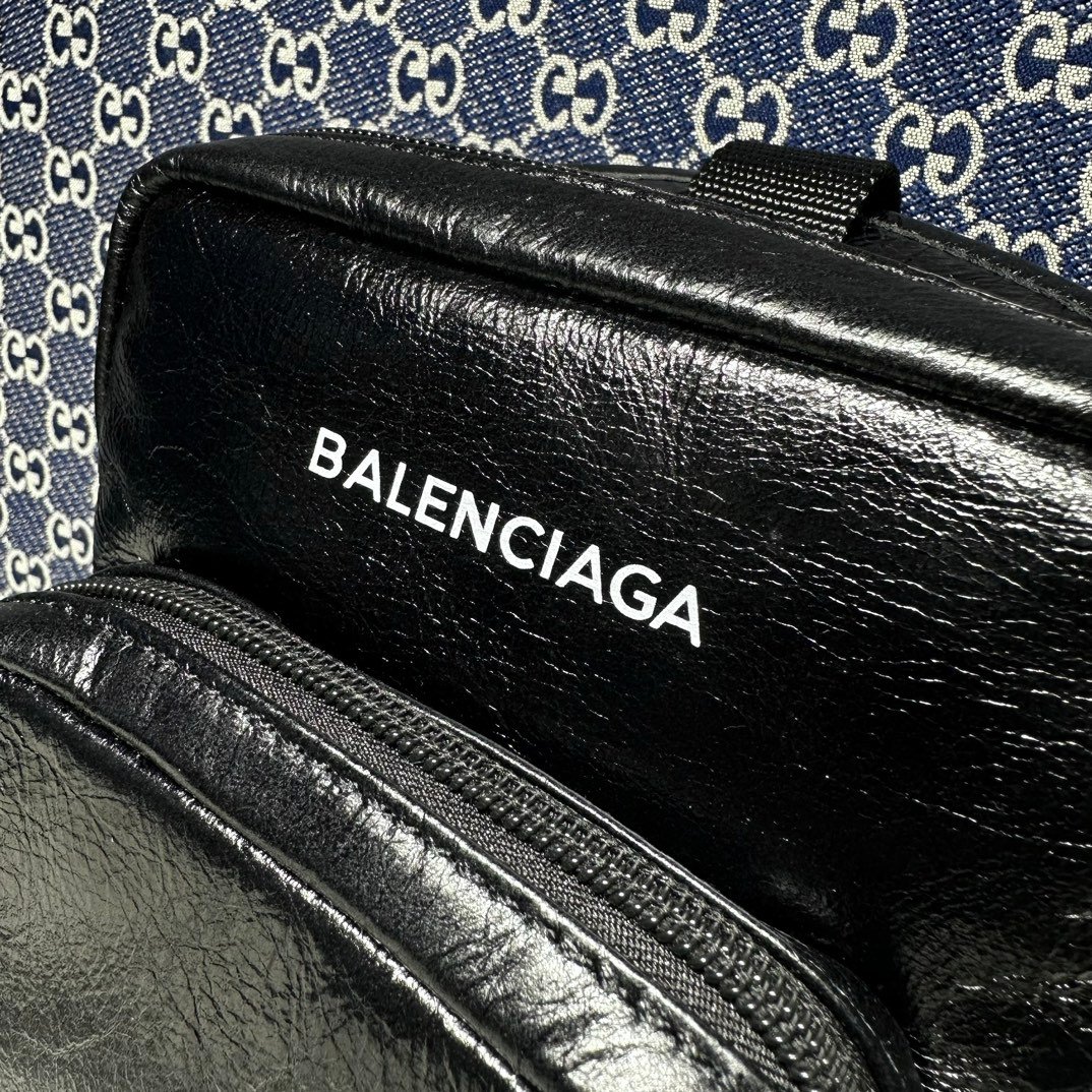 高仿複刻balenciaga巴黎世家 Explorer 細紋皮斜挎包