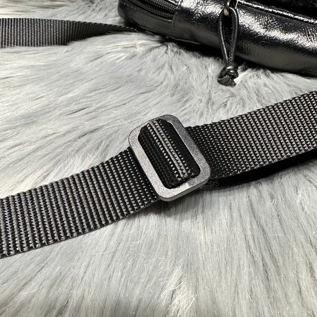 高仿複刻balenciaga巴黎世家 Explorer 細紋皮斜挎包