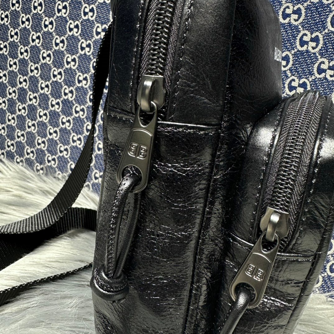 高仿複刻balenciaga巴黎世家 Explorer 細紋皮斜挎包
