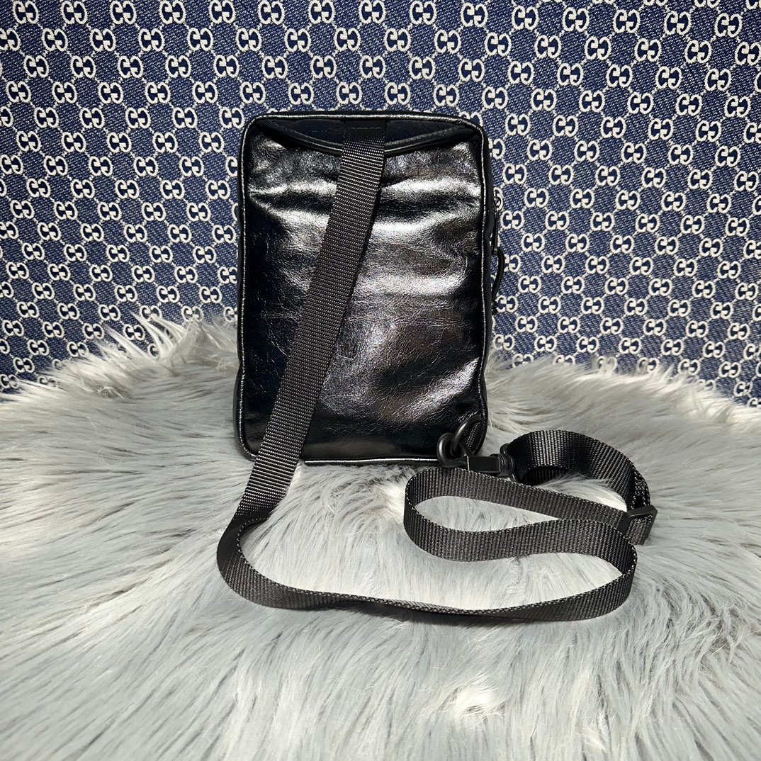 高仿複刻balenciaga巴黎世家 Explorer 細紋皮斜挎包