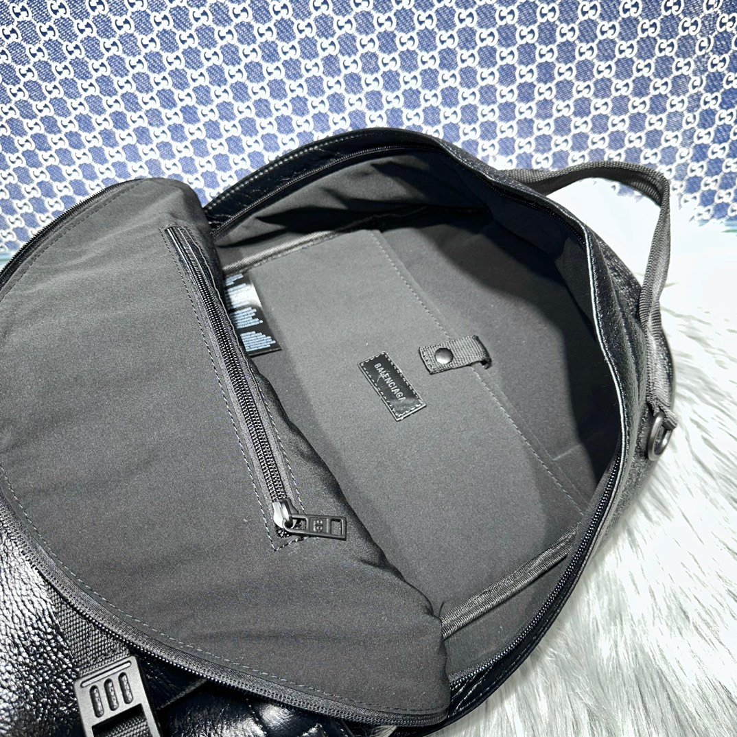 高仿複刻balenciaga巴黎世家 Army 中號黑色細紋牛皮革多用途雙肩包