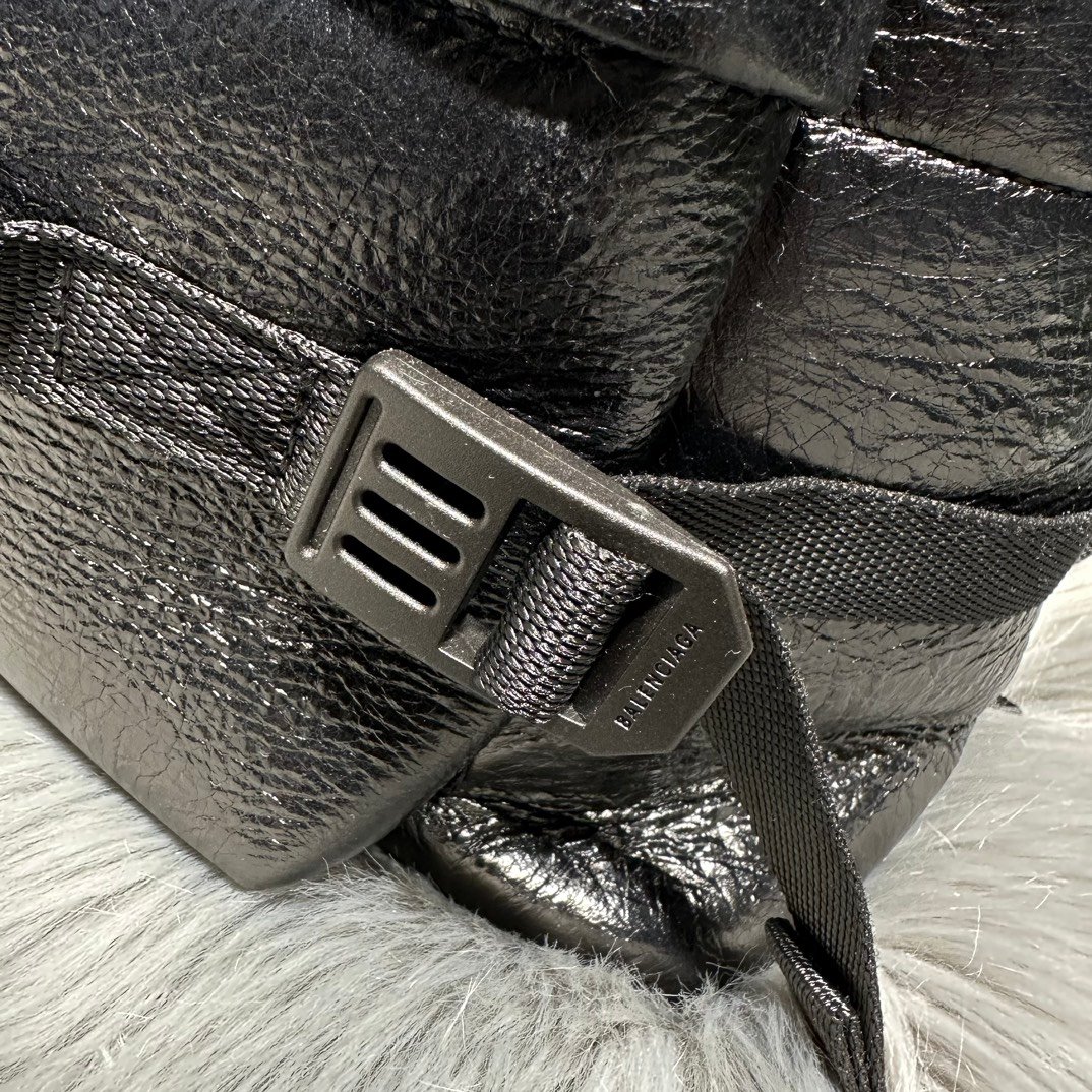 高仿複刻balenciaga巴黎世家 Army 中號黑色細紋牛皮革多用途雙肩包