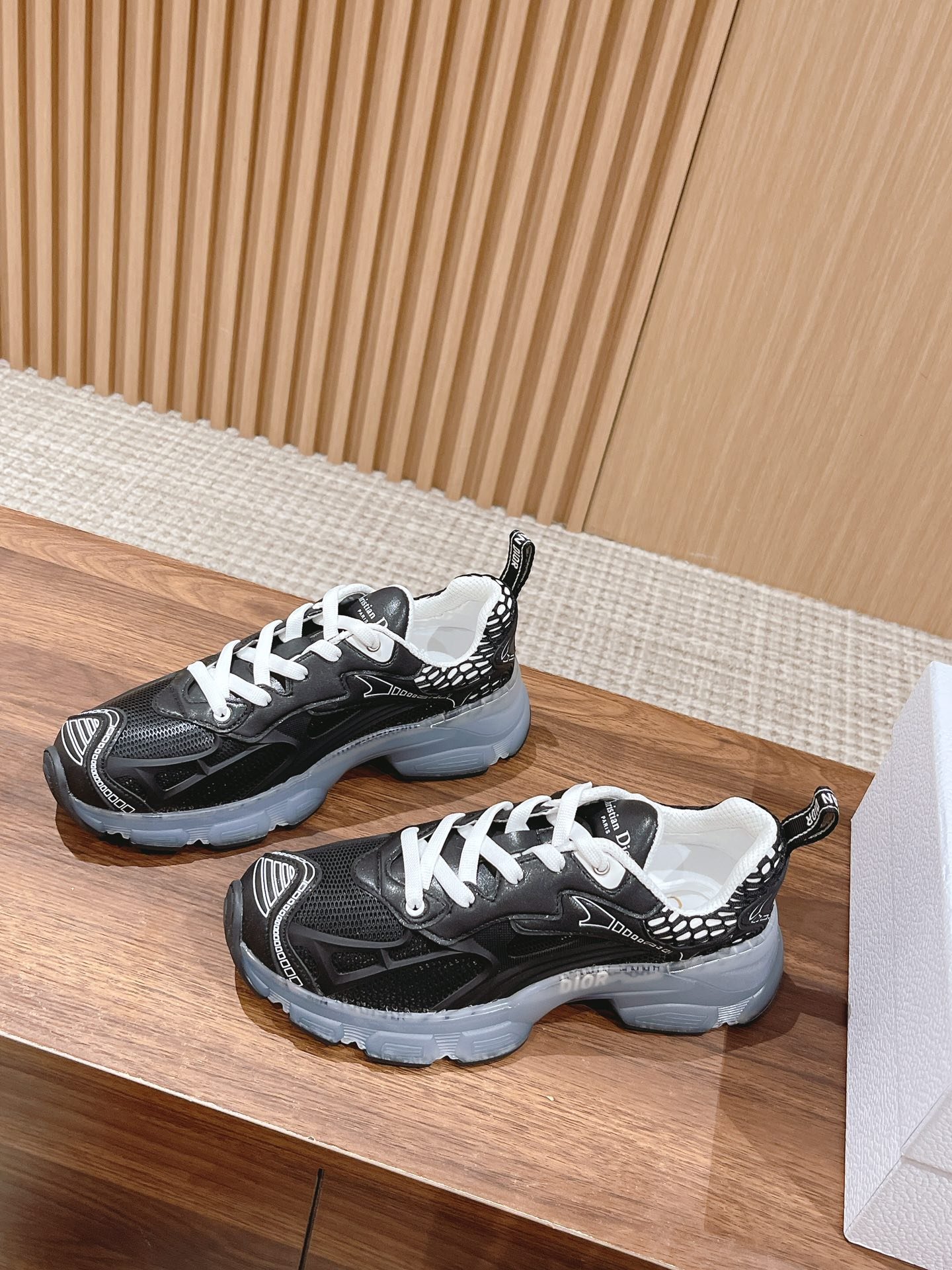 𝐂𝐇𝐑𝐈𝐒𝐓𝐈𝐀𝐍 𝐃𝐈𝐎𝐑 經典黑色DIOR女裝休閒鞋 黑色