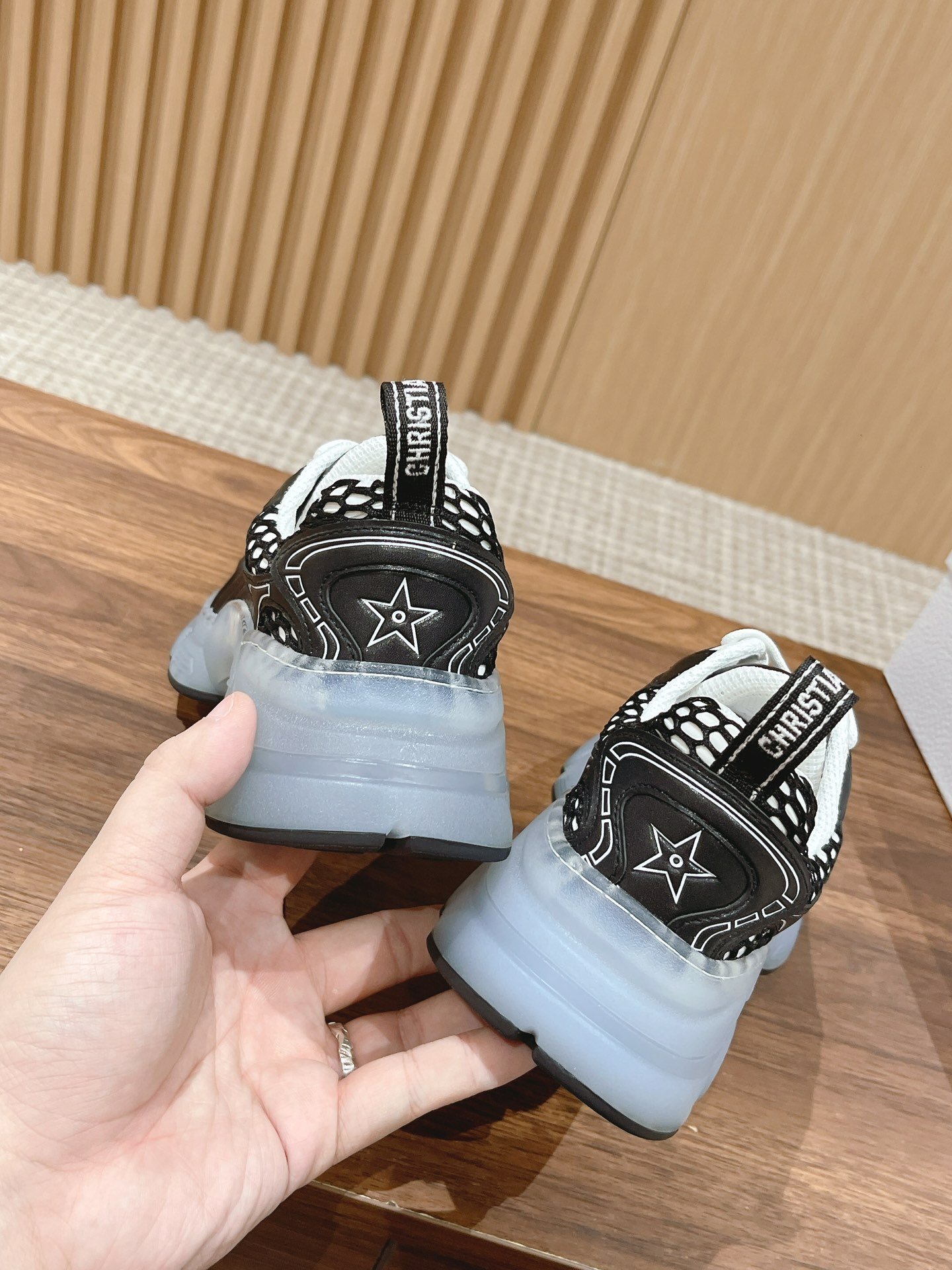 𝐂𝐇𝐑𝐈𝐒𝐓𝐈𝐀𝐍 𝐃𝐈𝐎𝐑 經典黑色DIOR女裝休閒鞋 黑色