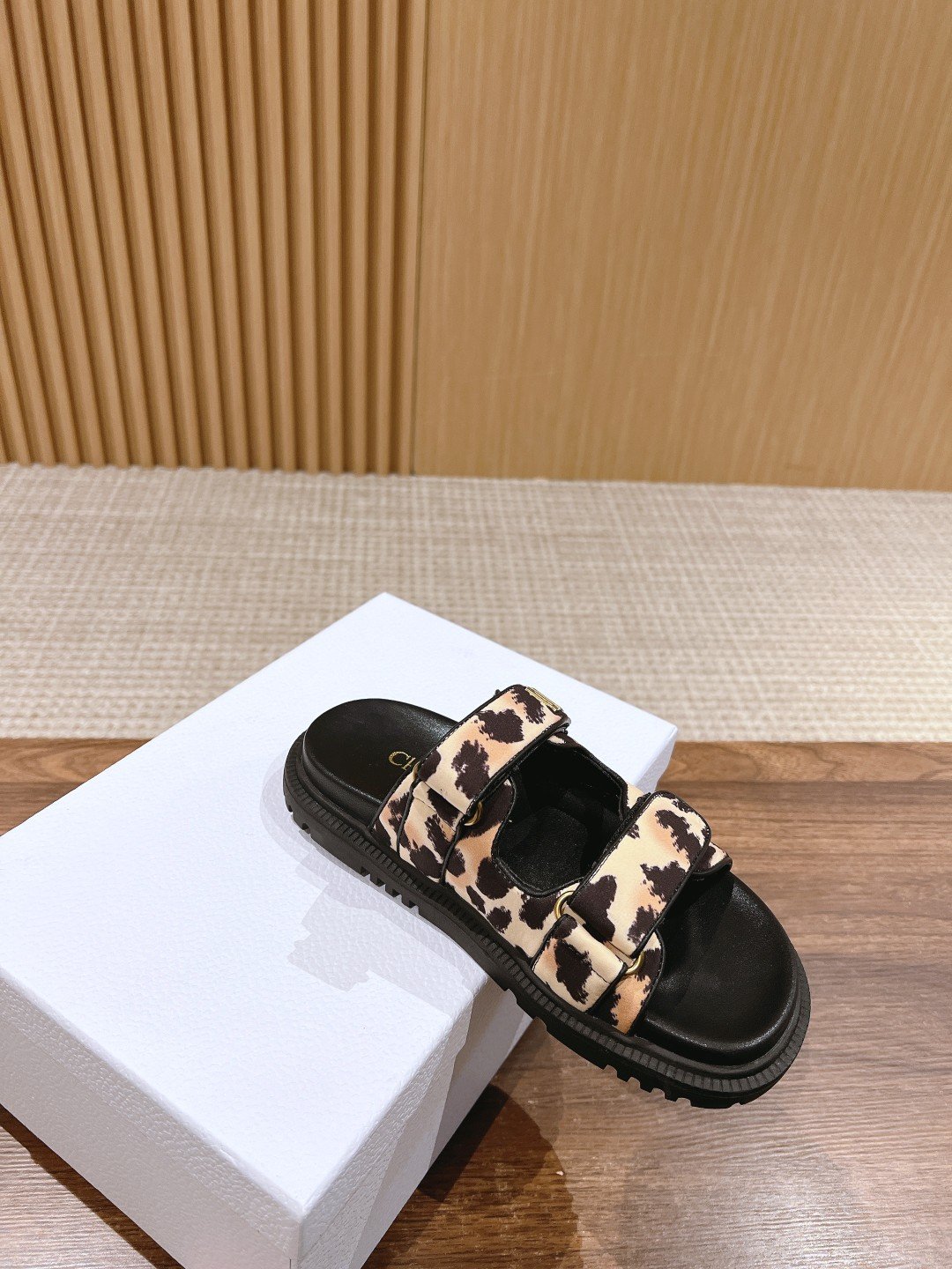 獨特設計意大利DIOR迪奧高仿休閒鞋涼鞋女款