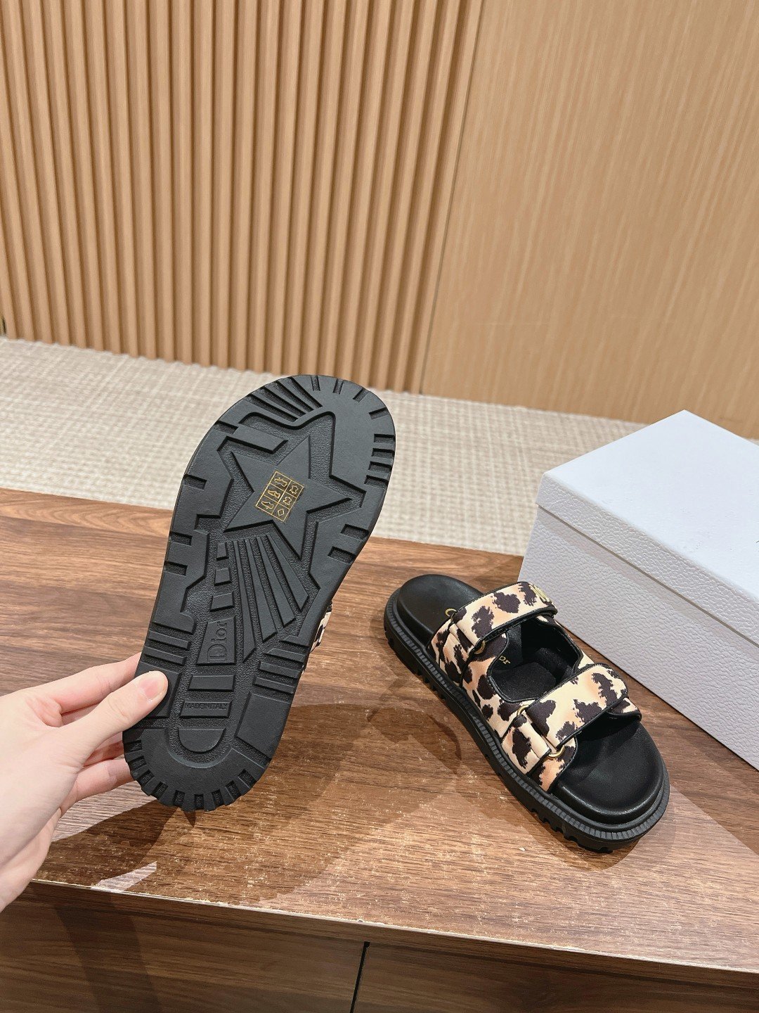 獨特設計意大利DIOR迪奧高仿休閒鞋涼鞋女款