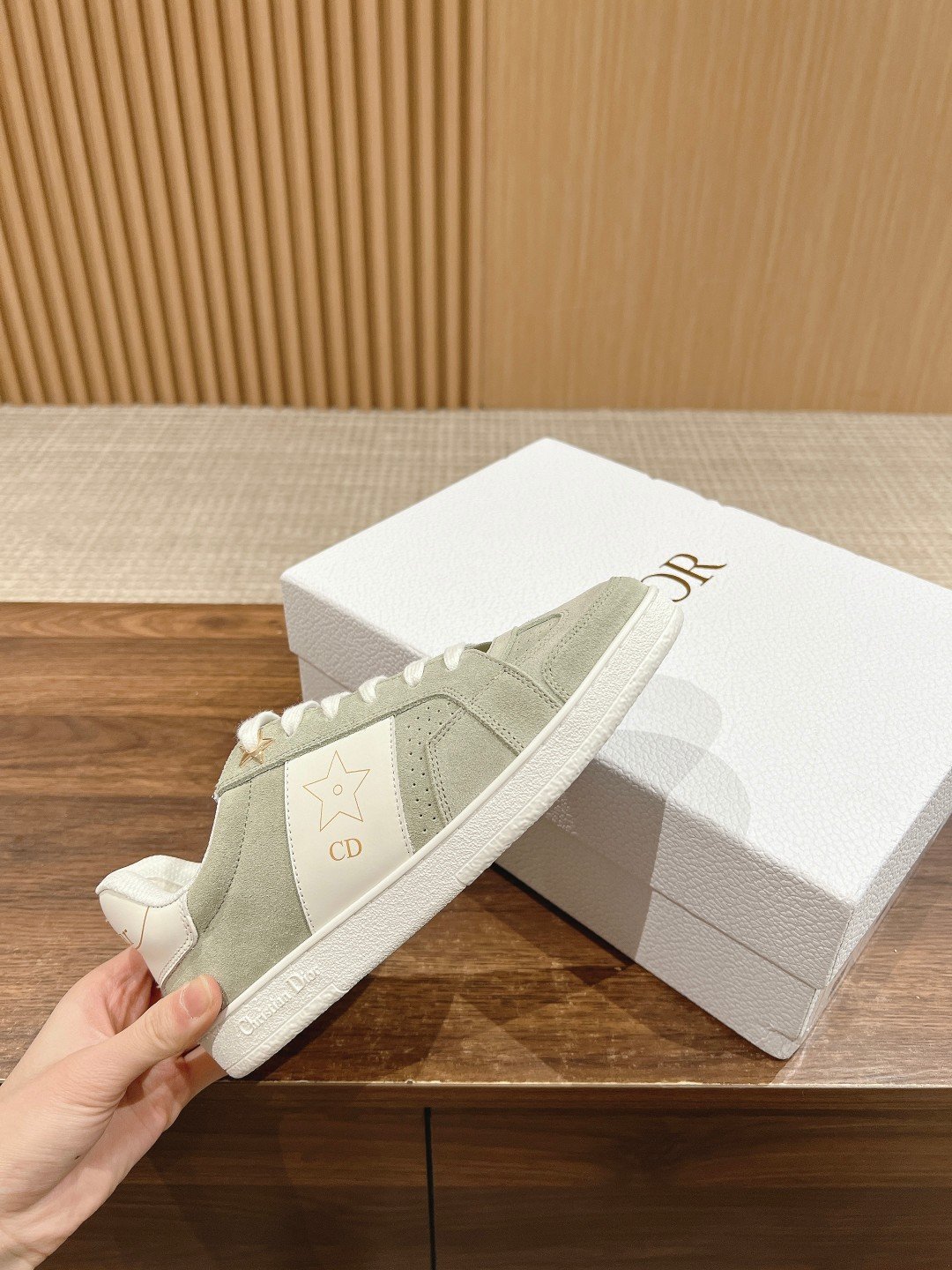 DIOR高仿白色牛皮精心製作 女款白色運動休閒鞋