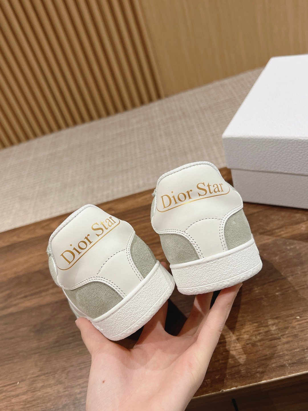 DIOR高仿白色牛皮精心製作 女款白色運動休閒鞋