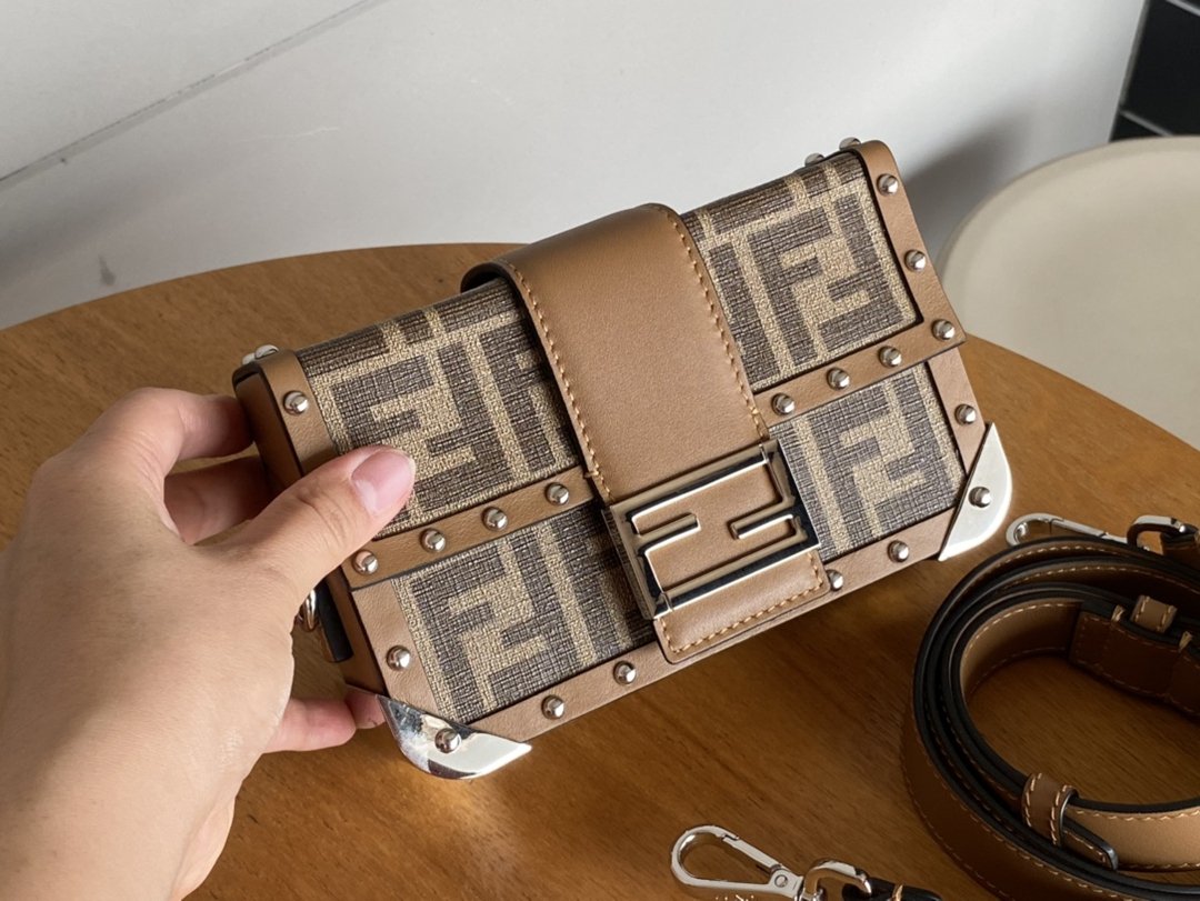 Fendi高仿精品包包BaguetteTrunkmini法棍包