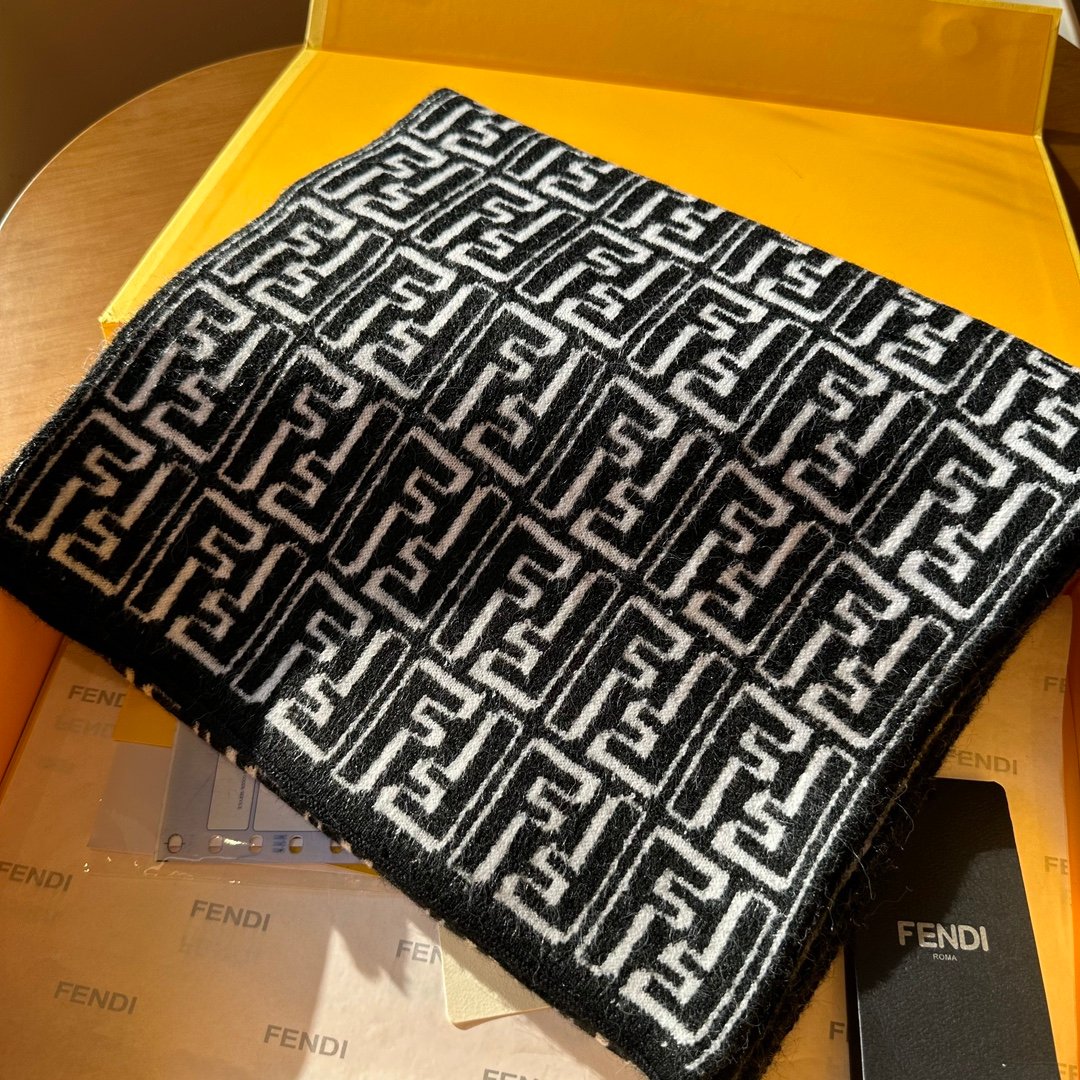 頂級原單Fendi高仿羊絨圍巾