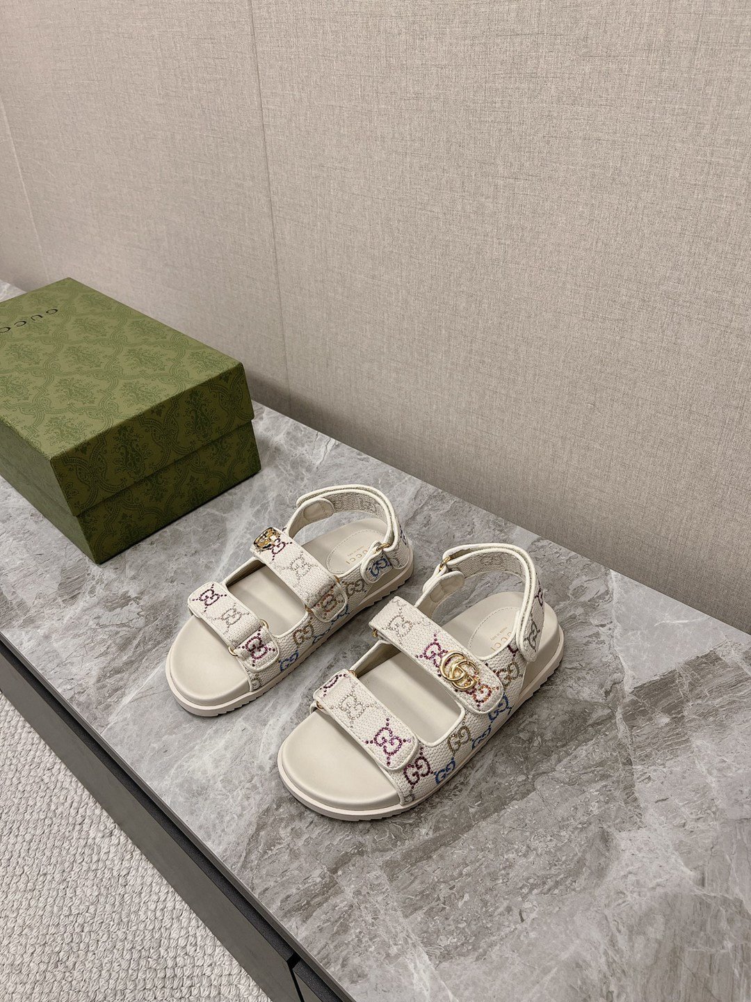 經典情侶款 Gucci高仿涼鞋 米黃色