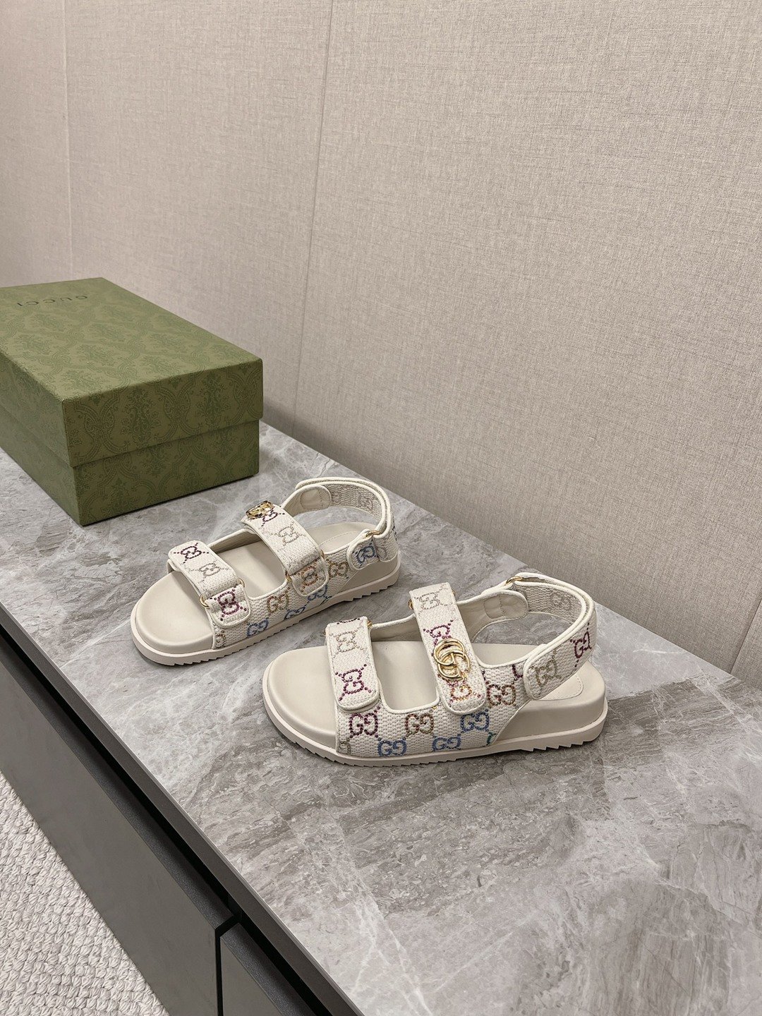 經典情侶款 Gucci高仿涼鞋 米黃色