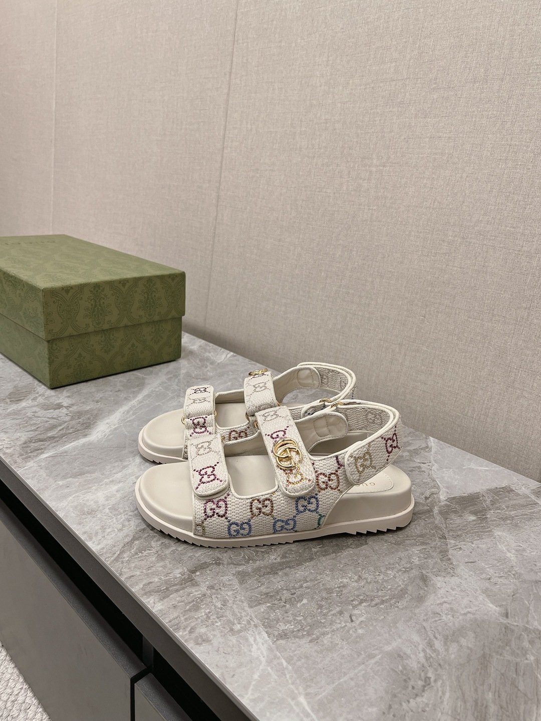 經典情侶款 Gucci高仿涼鞋 米黃色