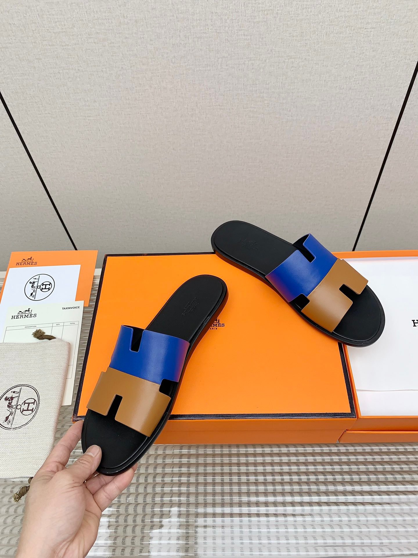 經典設計官網同步愛馬仕高仿Hermes男裝涼鞋特別騷的設計