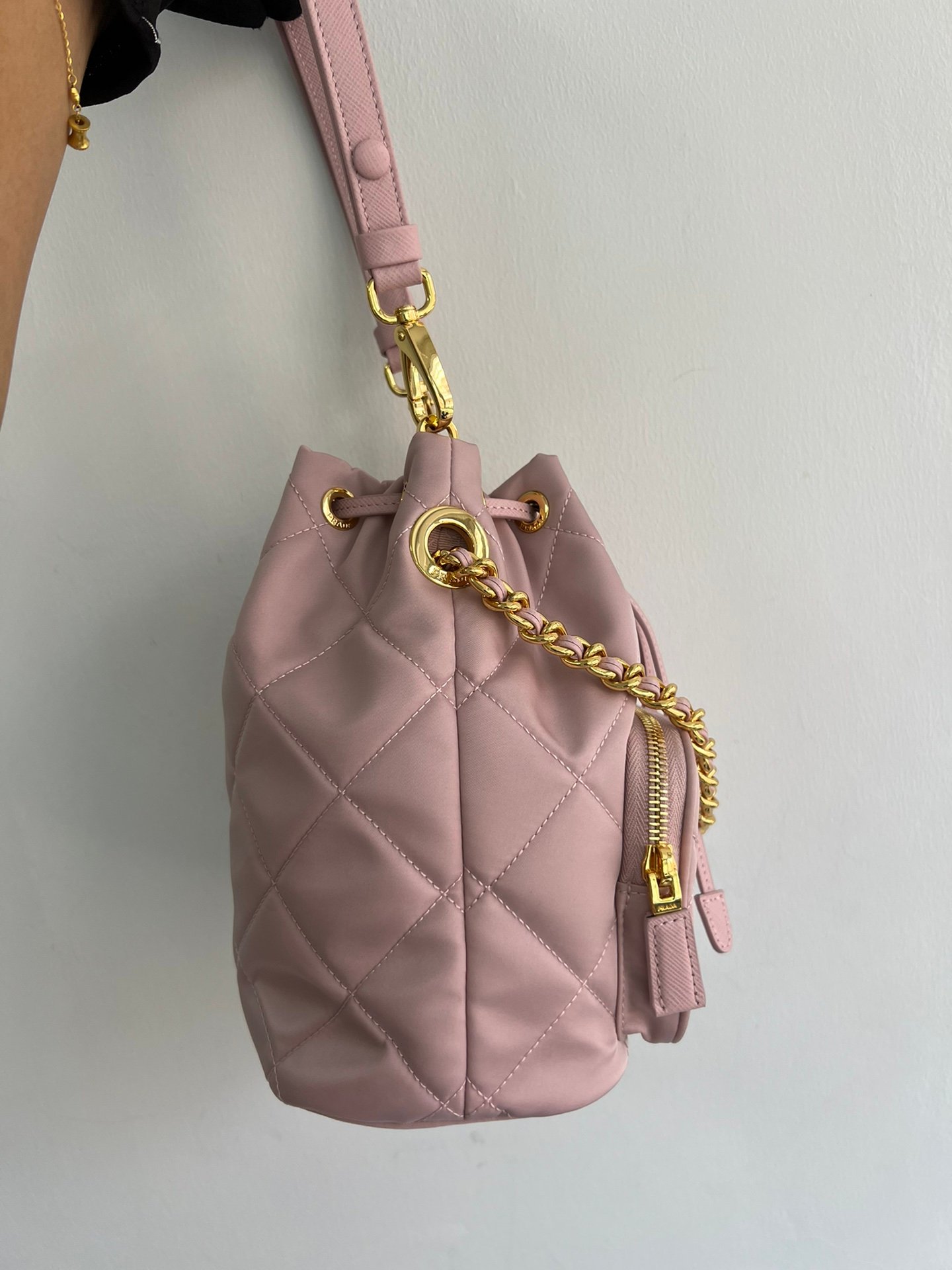1比1複刻普拉達包包 Prada Re-Edition 1995 Chaîne Re-Nylon 肩背袋 粉紅
