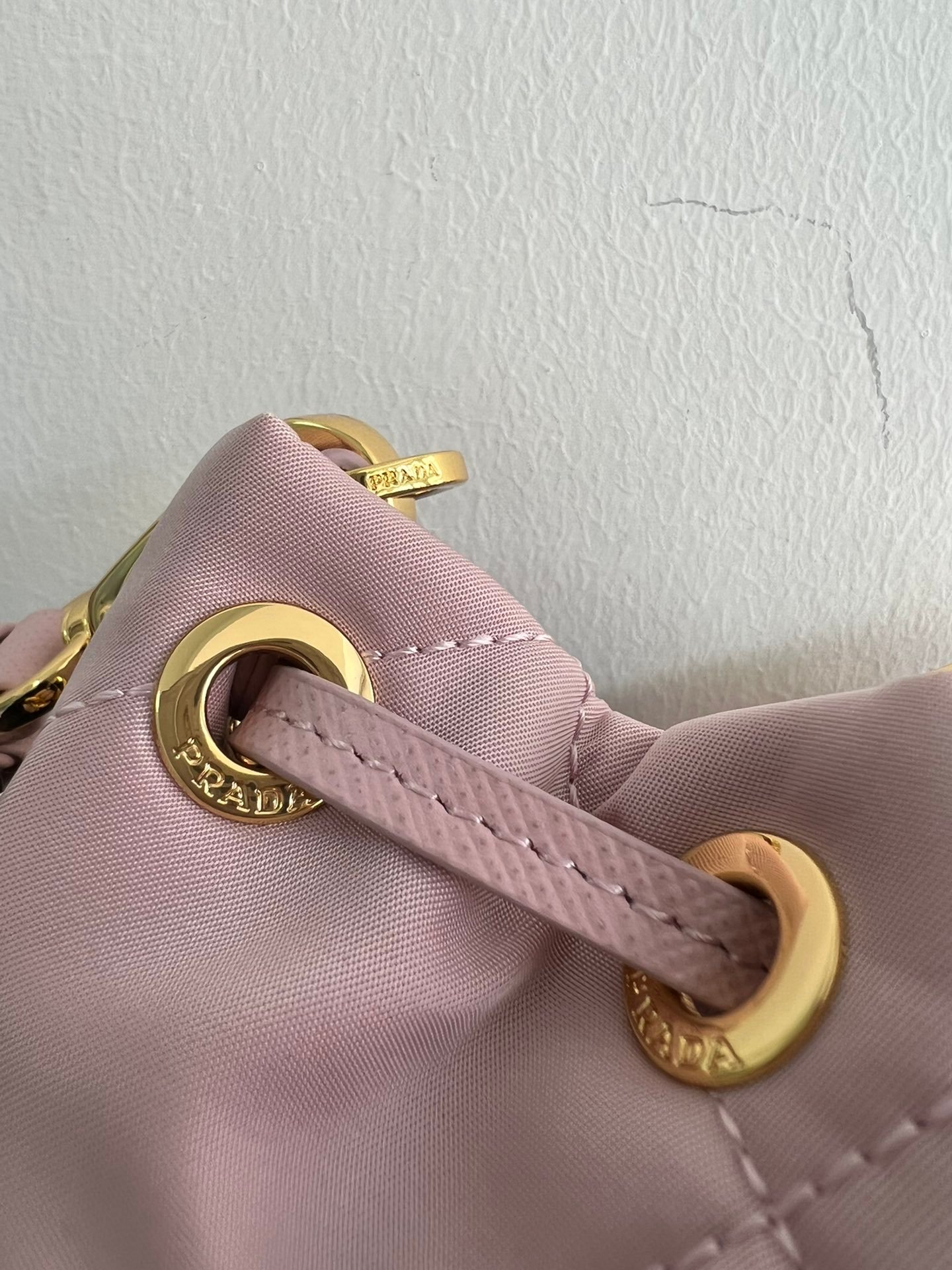 1比1複刻普拉達包包 Prada Re-Edition 1995 Chaîne Re-Nylon 肩背袋 粉紅