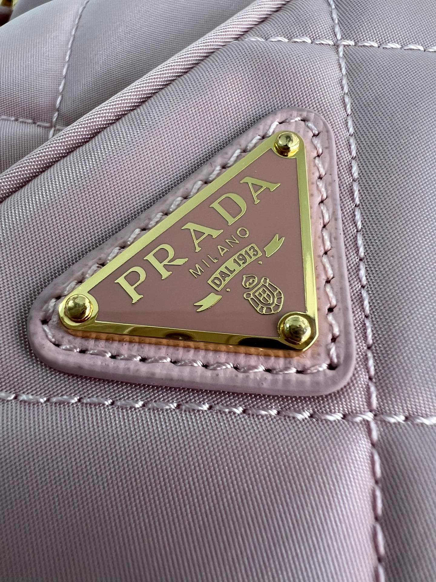 1比1複刻普拉達包包 Prada Re-Edition 1995 Chaîne Re-Nylon 肩背袋 粉紅