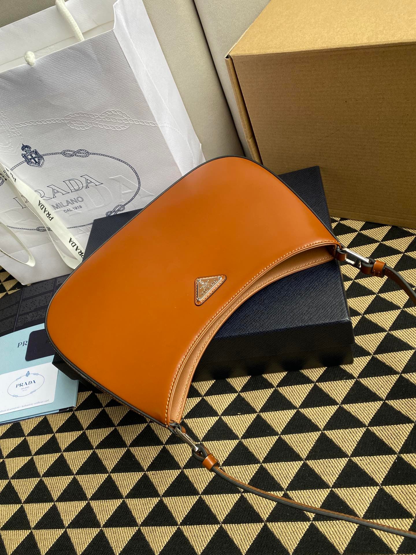 原單普拉達包包 Prada Cleo拋光皮革掛肩袋腋下包 棕色