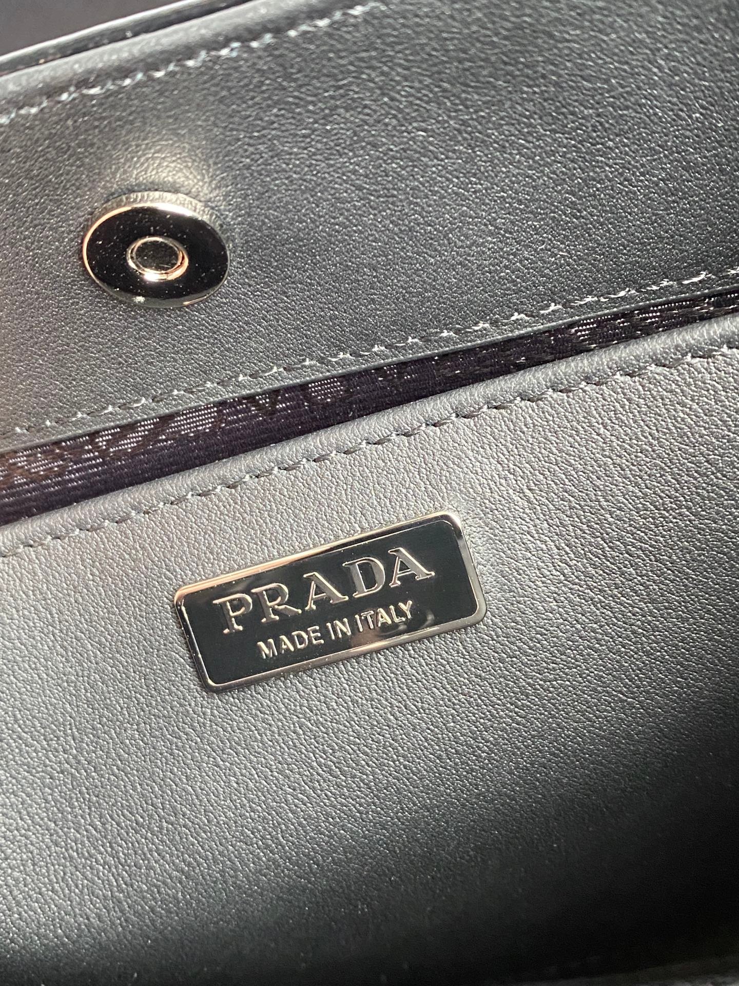 原單普拉達包包 Prada Cleo拋光皮革掛肩袋腋下包 黑色