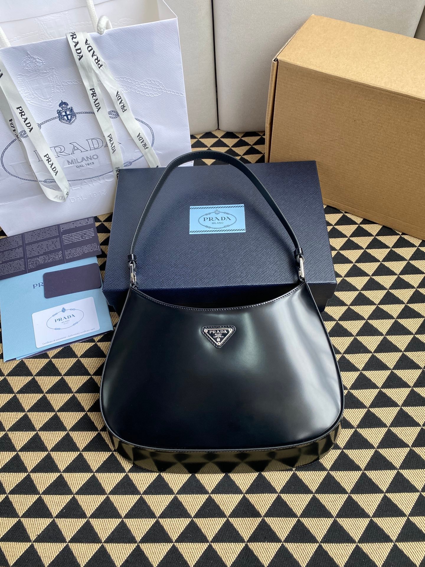 原單普拉達包包 Prada Cleo拋光皮革掛肩袋腋下包 黑色