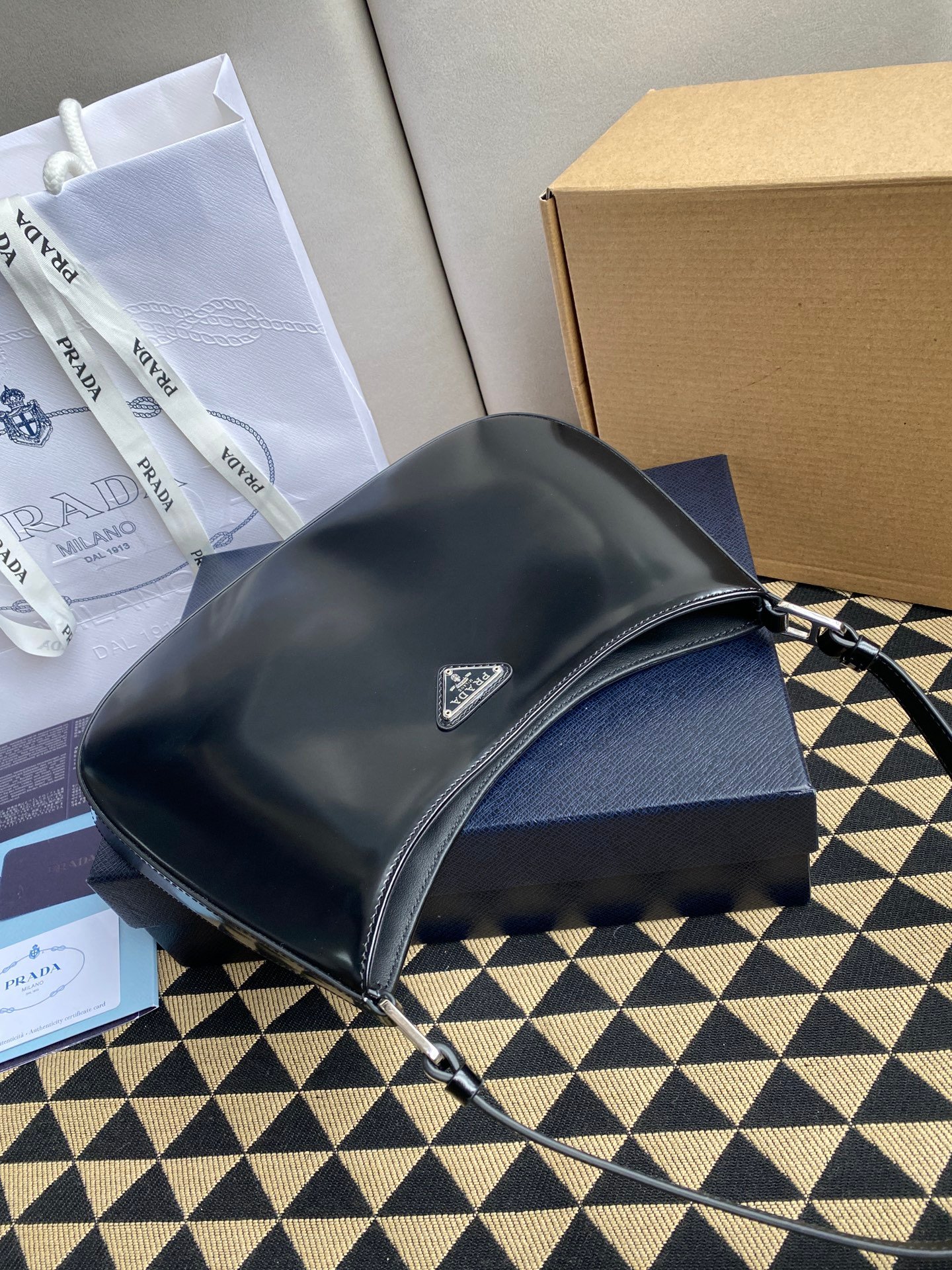 原單普拉達包包 Prada Cleo拋光皮革掛肩袋腋下包 黑色