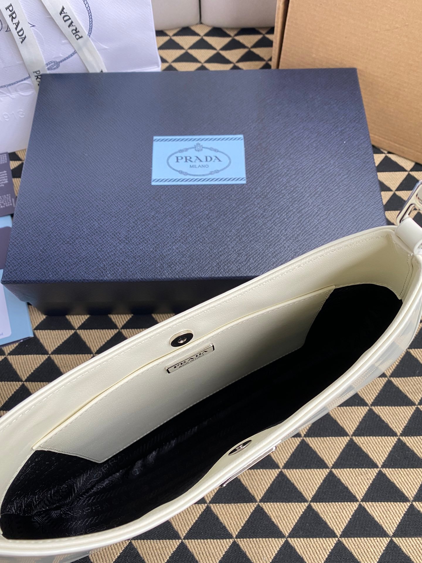 原單普拉達包包 Prada Cleo拋光皮革掛肩袋腋下包 米白
