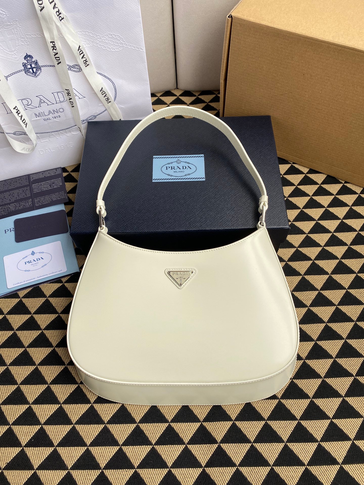 原單普拉達包包 Prada Cleo拋光皮革掛肩袋腋下包 米白