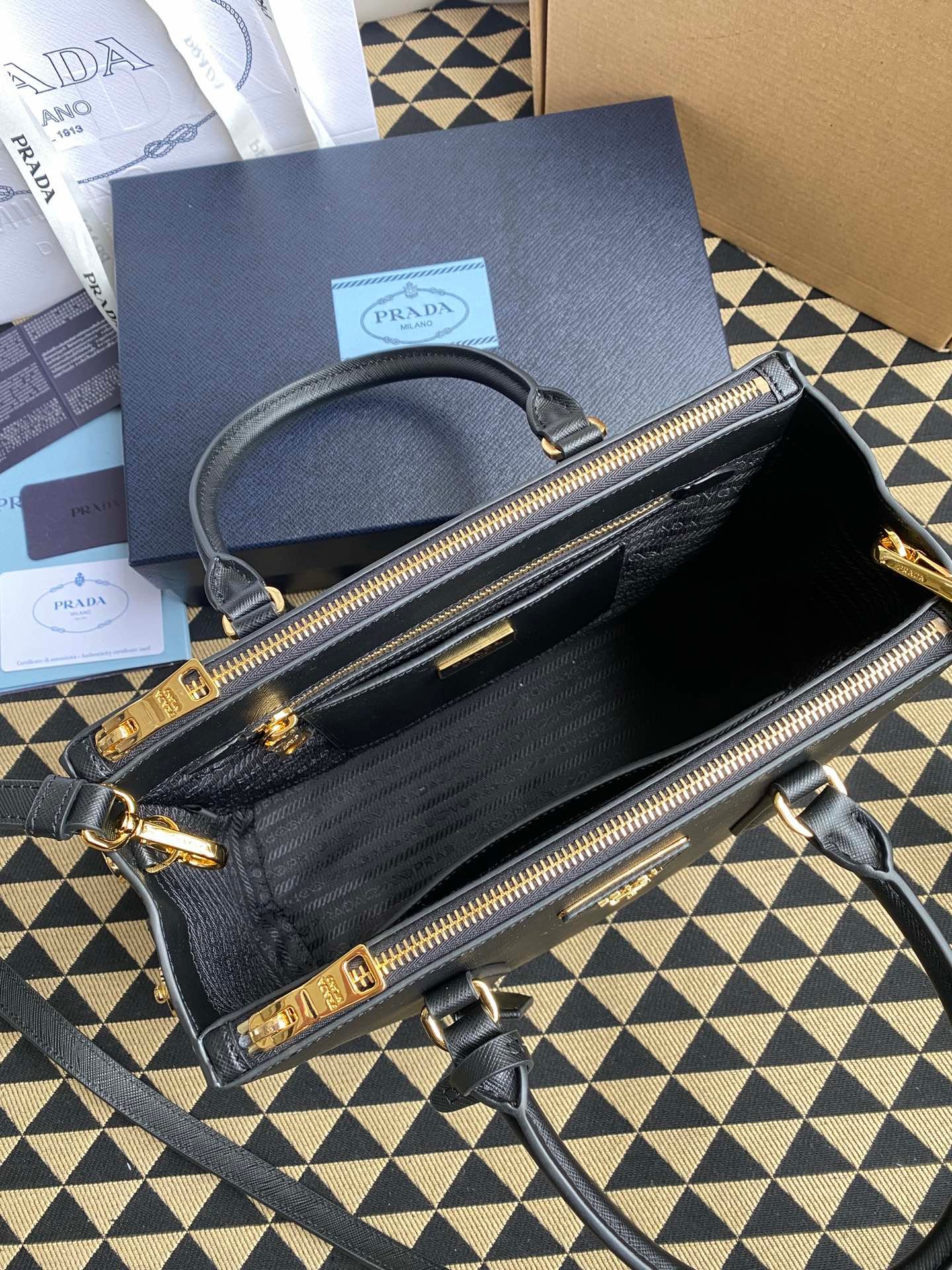 複刻普拉達包包 中號Prada Galleria Saffiano皮革手袋 殺手包 黑色