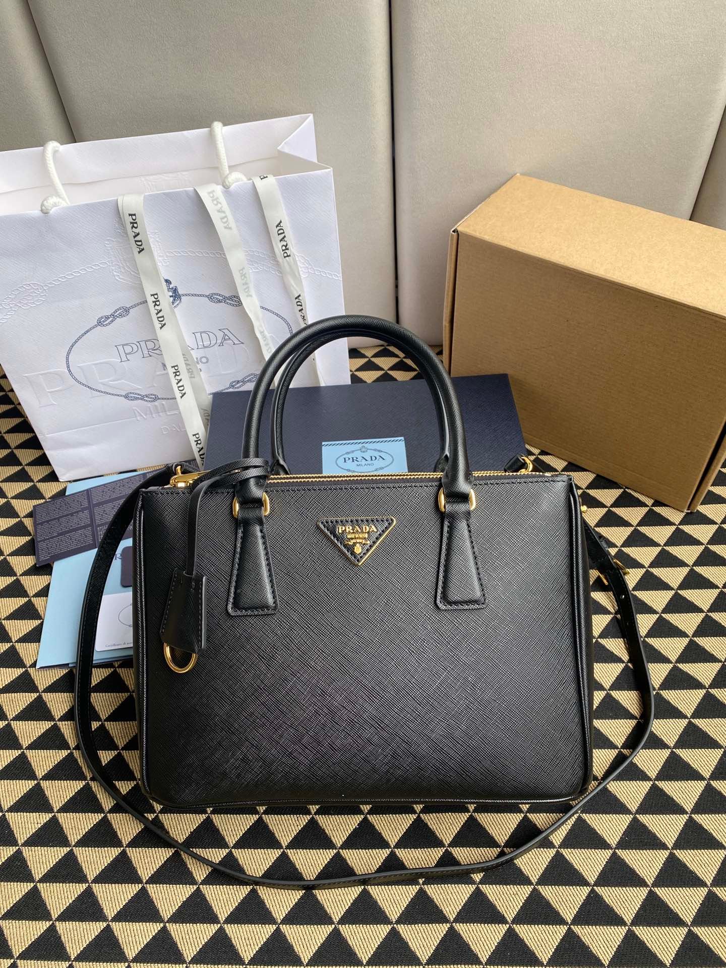 複刻普拉達包包 中號Prada Galleria Saffiano皮革手袋 殺手包 黑色