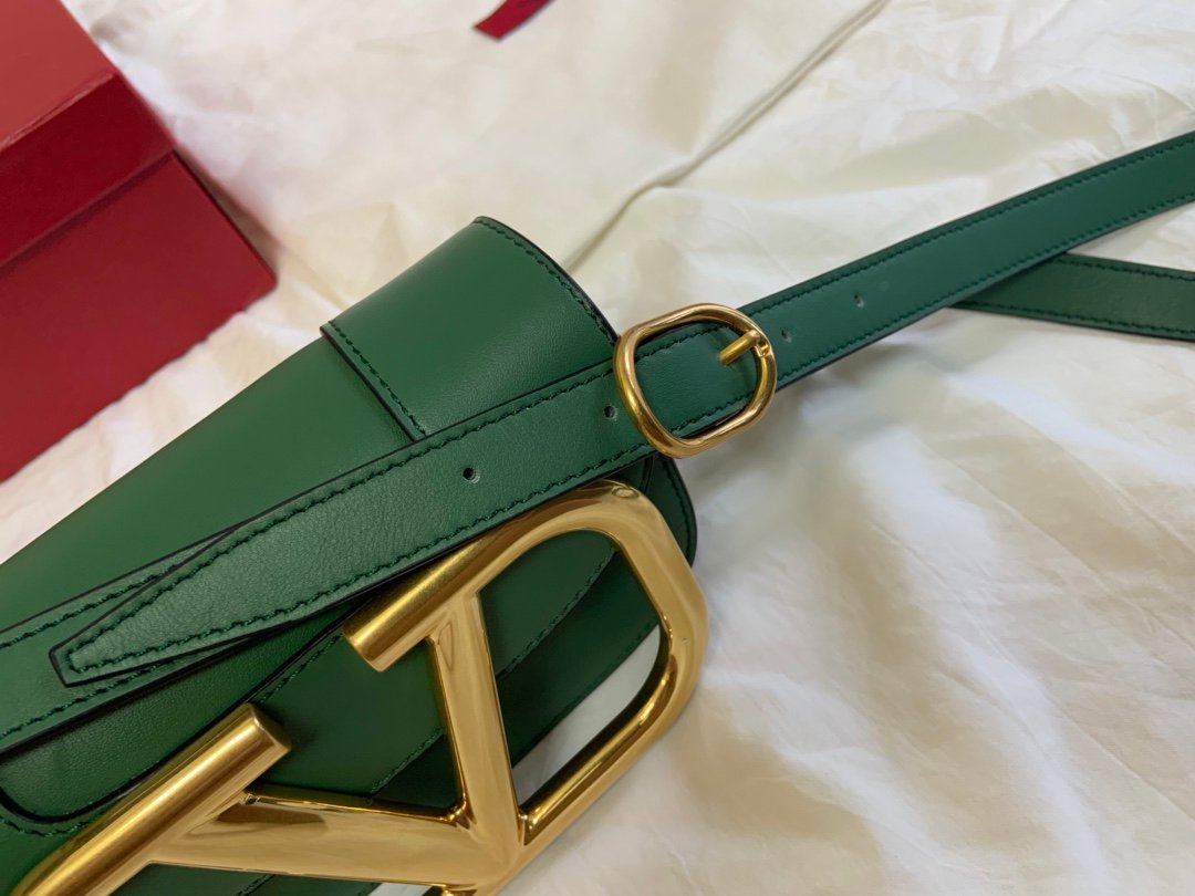 高仿VALENTINO華倫天奴包包 Garavani MAXI 金屬超大LOGO小牛皮斜挎包 小號緑