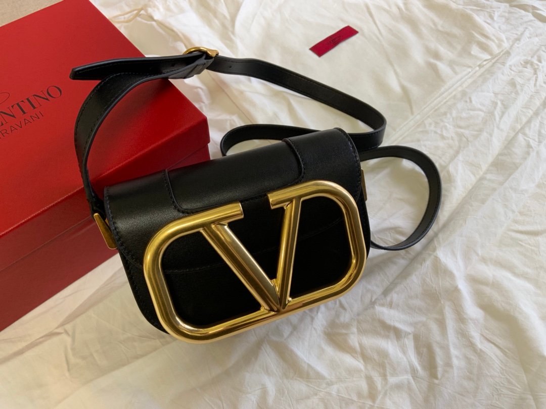 高仿VALENTINO華倫天奴包包 Garavani MAXI 金屬超大LOGO小牛皮斜挎包 小號黑